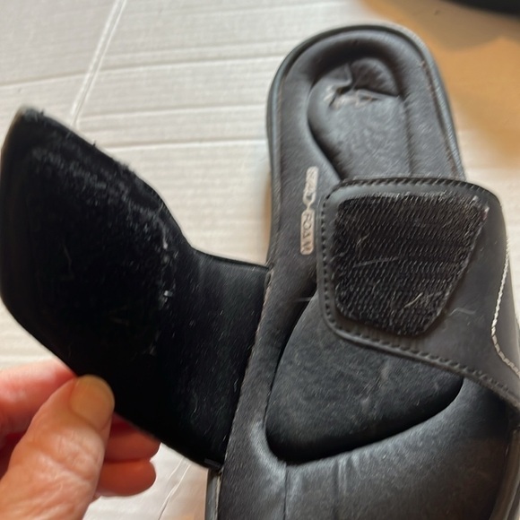 Under armor-4D foam cushion, foot bed, flip-flop, slides, sandals, size 9. Black - Picture 7 of 7